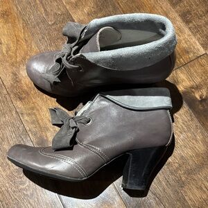 Hush Puppies Leather Size 7 Lonna Bow Fold over Cuff Gray Women's Ankle Boots